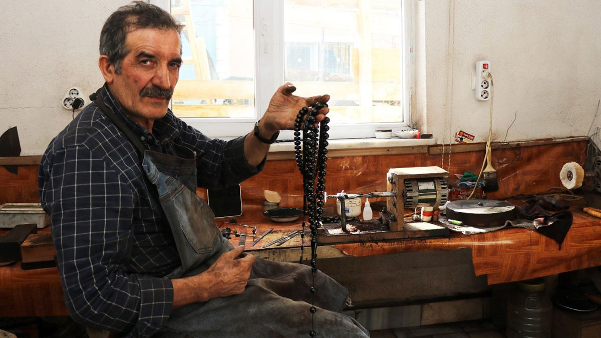 Oltu taşında el emeği: Günde 7 tespih, fiyatı 6 bin liraya kadar çıkıyor