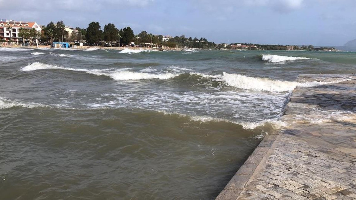 İzmir'de fırtına denizi taşırdı