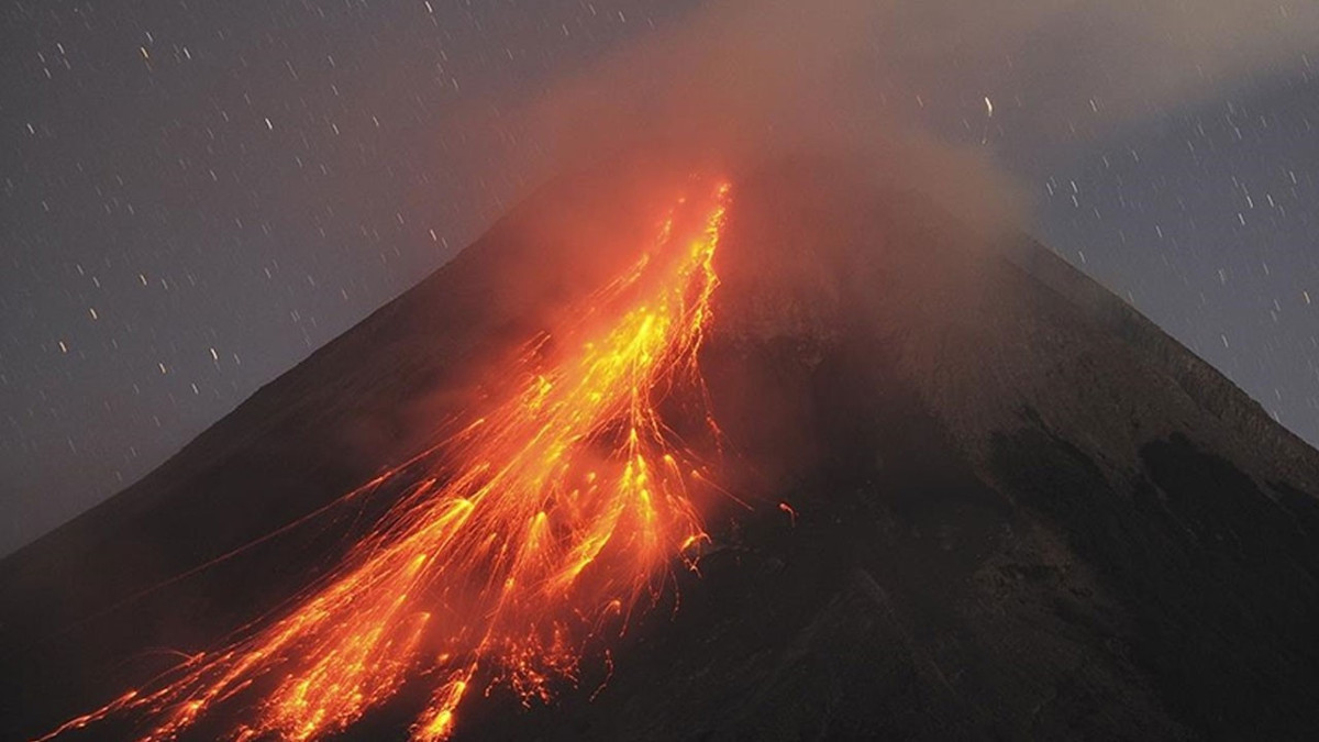 Kilauea Yanardağı’nda 42’nci patlama: Lavlar 300 metre yükseldi