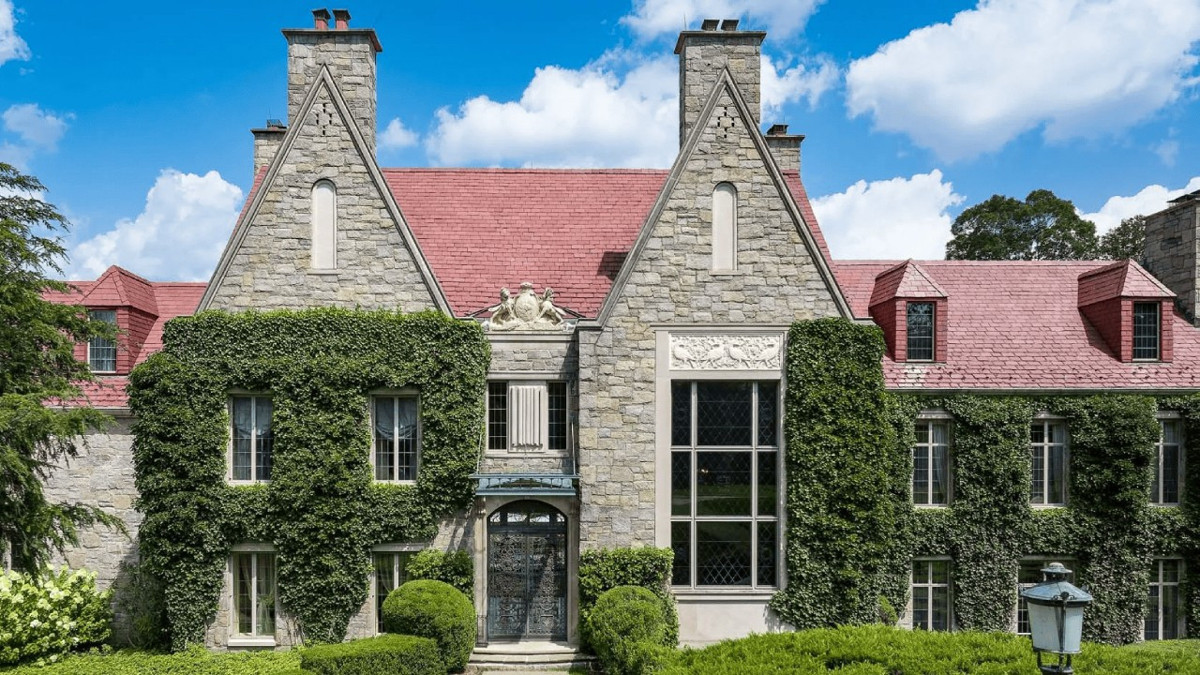 Medya devini yöneten aile için inşa edilen malikane satışa çıktı