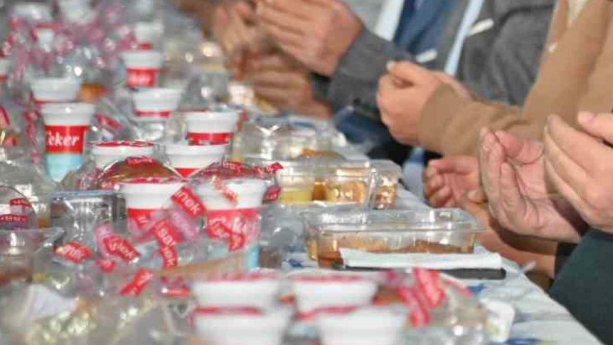 İftar duası nedir? Oruç açarken hangi dua edilir?