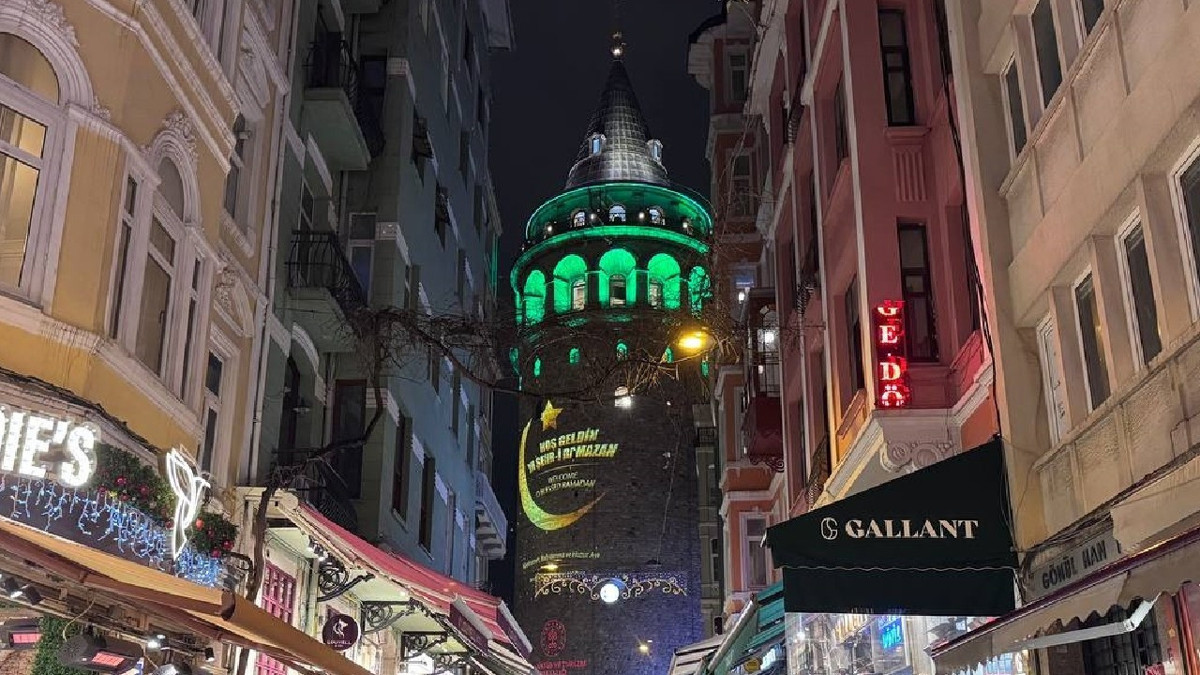 Galata Kulesi'nde Ramazan ışığı