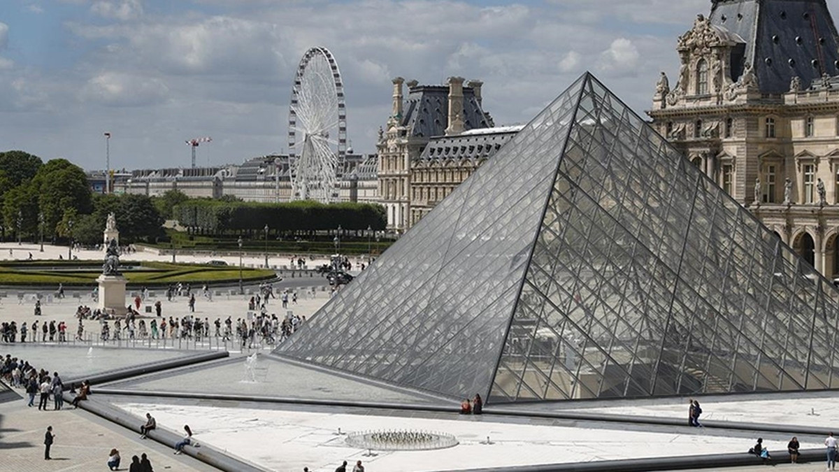 Louvre Müzesi'nin müdürü istifa etti