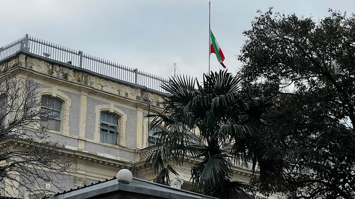 İran Başkonsolosluğu’nda bayrak yarıya indirildi