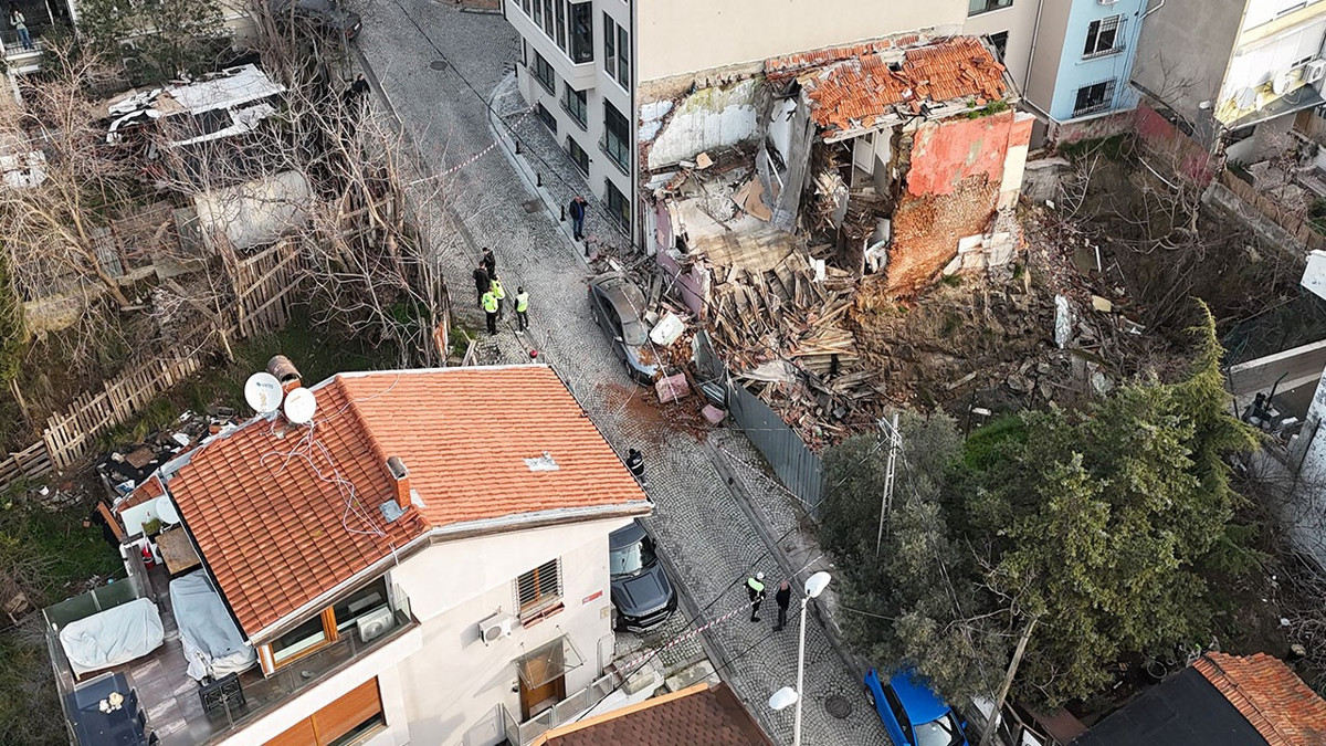 Uyarılar dikkate alınmadı: Beşiktaş’ta metruk bina otomobilin üzerine çöktü