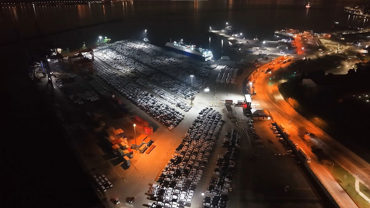 Haydarpaşa Limanı'nda gece mesaisi: 2026 model araçlar limana indirildi