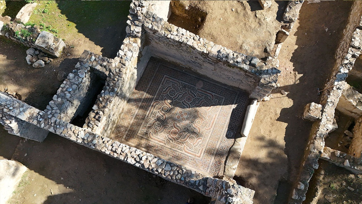 Syedra Antik Kenti’nde 1500 yıllık ‘kıskanan çatlasın’ mozaiği bulundu