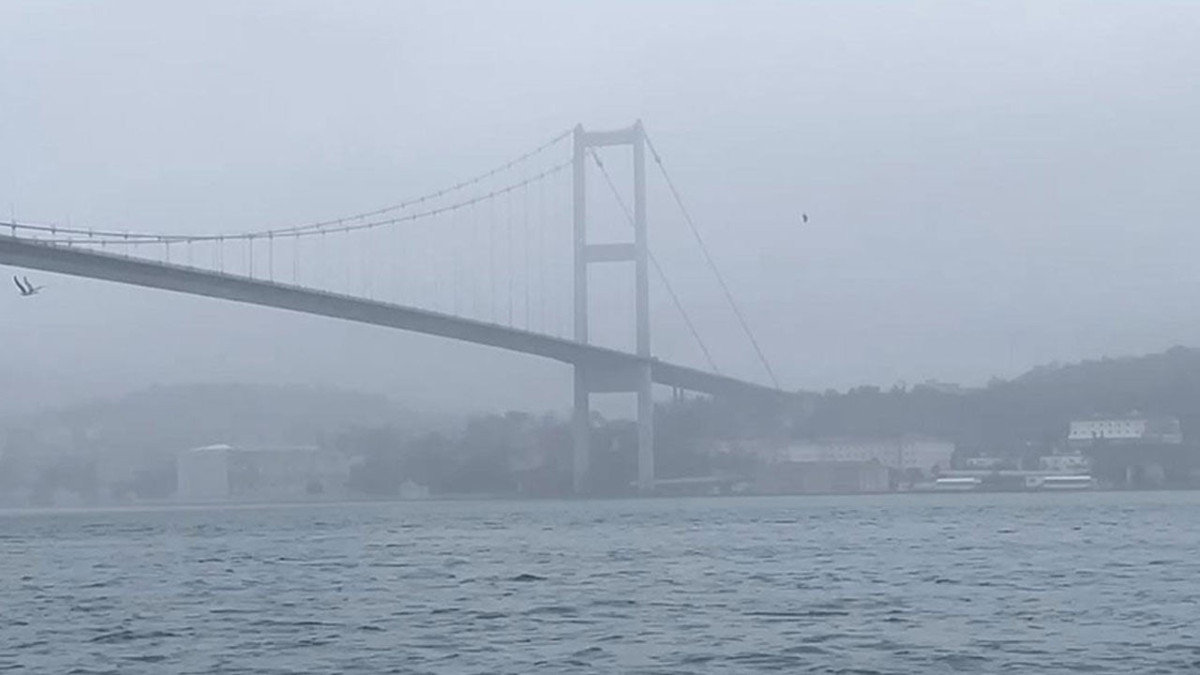 İstanbul Boğazı’nda sis alarmı: Gemi trafiği çift yönlü askıya alındı, vapur seferleri iptal edildi