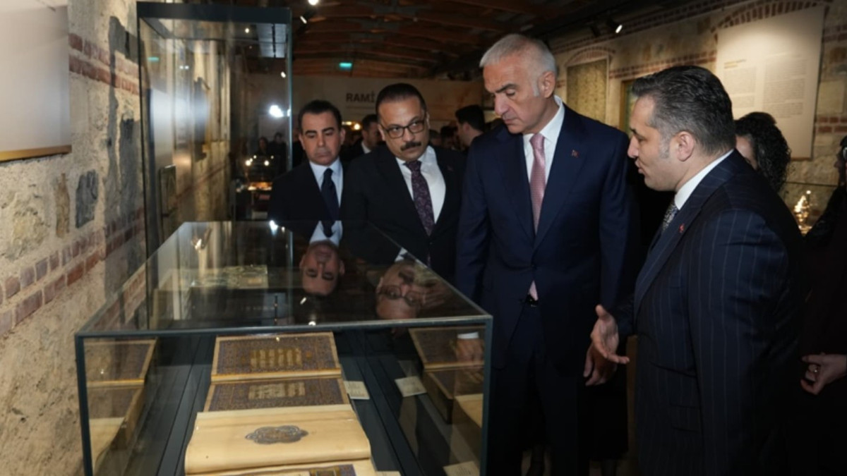 Bakan Ersoy duyurdu: Çalınan 2 İznik çinisi Türkiye'ye iade edildi