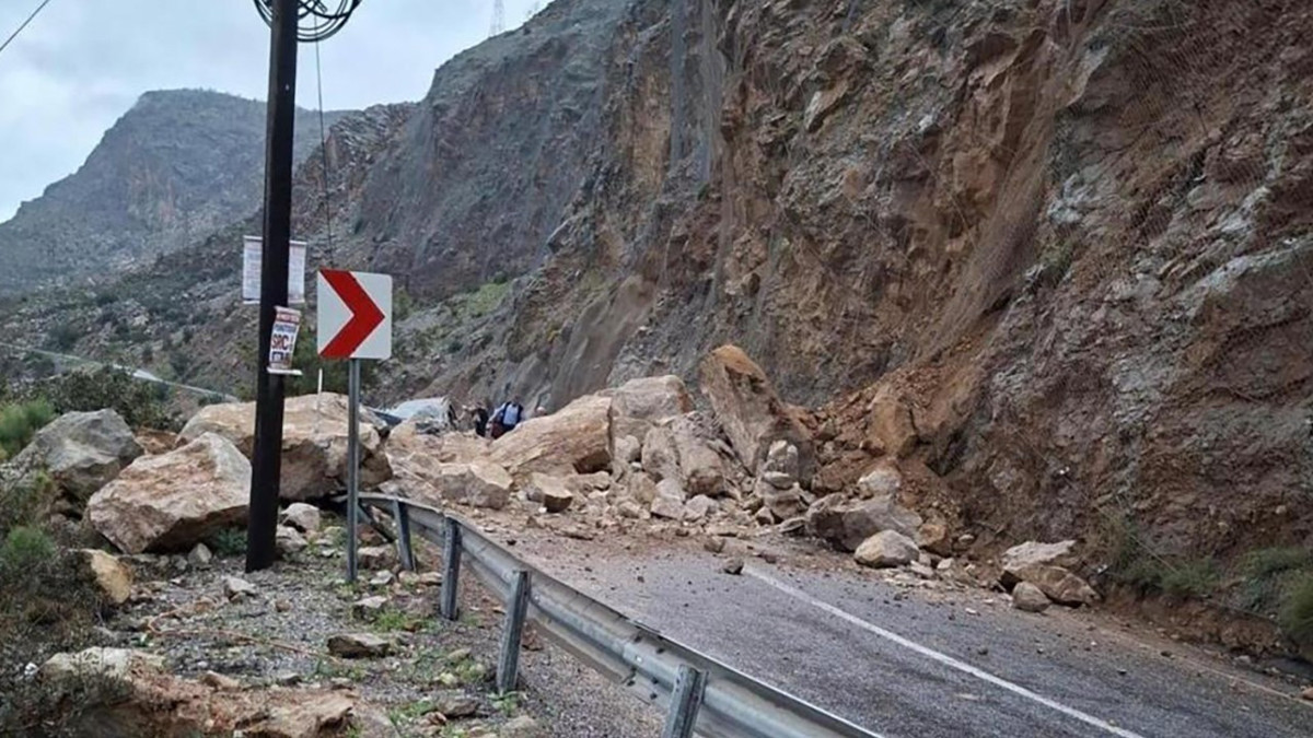 Mersin-Antalya karayolunda heyelan: Yol trafiğe kapandı