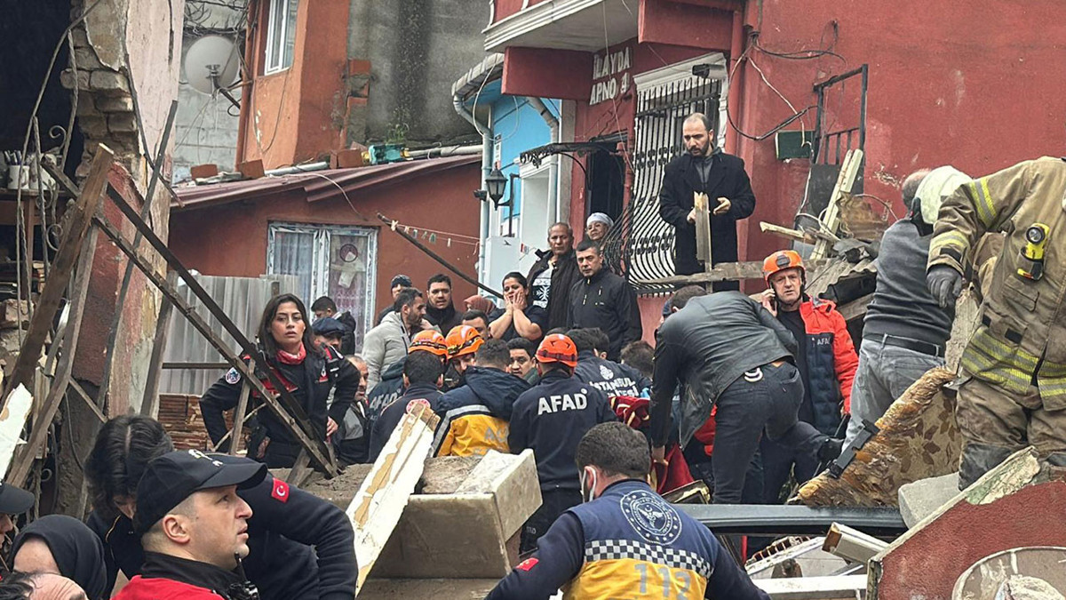 Son dakika... İstanbul Fatih'te iki bina çöktü: Kurtarma çalışmaları sürüyor