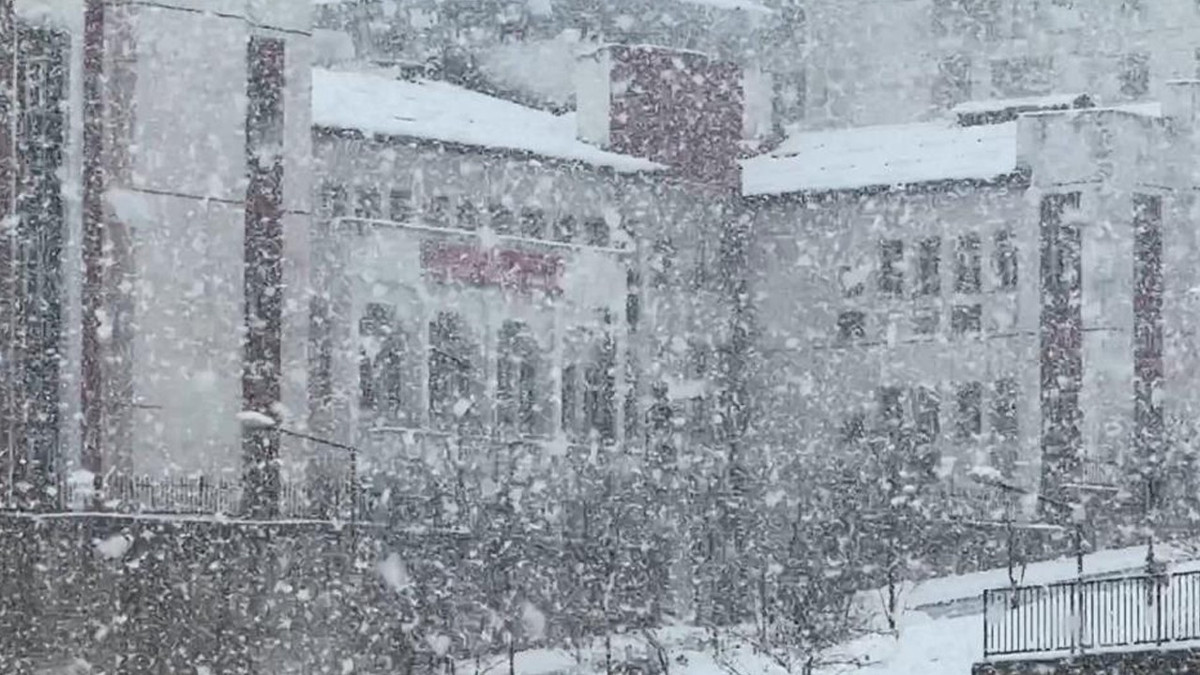 Hakkari merkez ve Yüksekova'da eğitime kar engeli