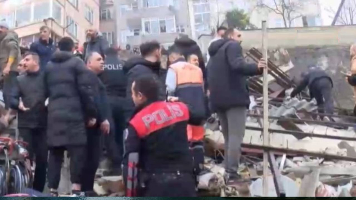 Son dakika... İstanbul Fatih'te iki bina çöktü