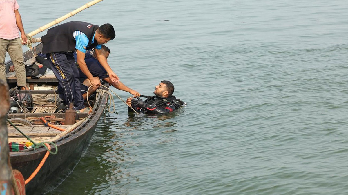 Bangladeş'te yolcu otobüsü nehre düştü: 24 ölü