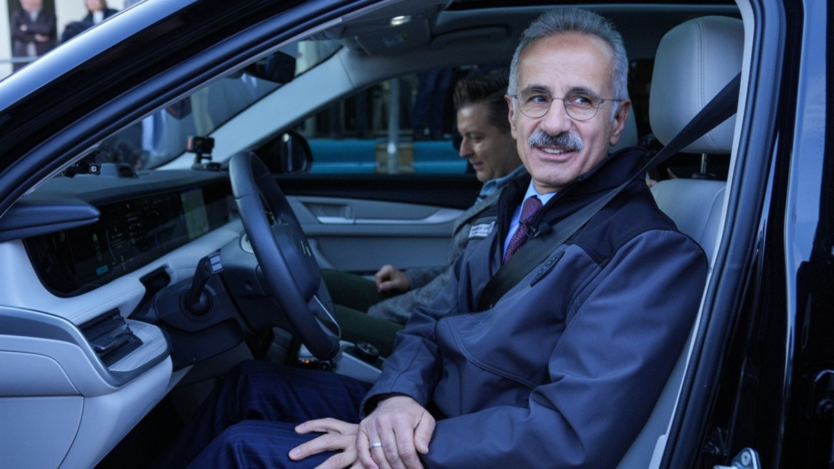 Bakan Uraloğlu 5G’li akıllı yolda direksiyon başına geçti