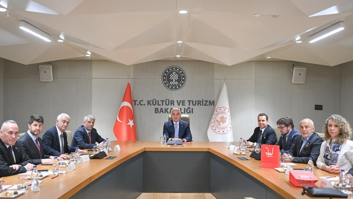 Bakan Ersoy’dan 2026 turizmi için kritik toplantı: Sürdürülebilir büyüme için ortak akıl vurgusu