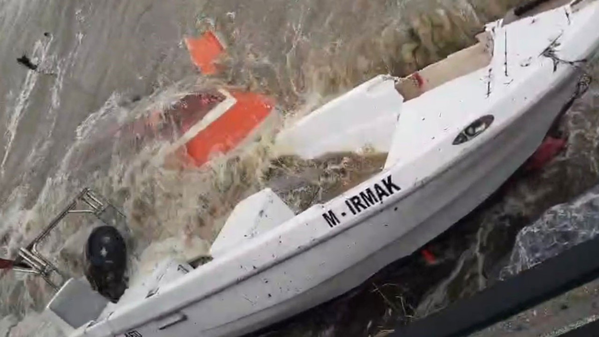 Lodos Bursa'yı vurdu: Tekneler battı, istinat duvarı çöktü