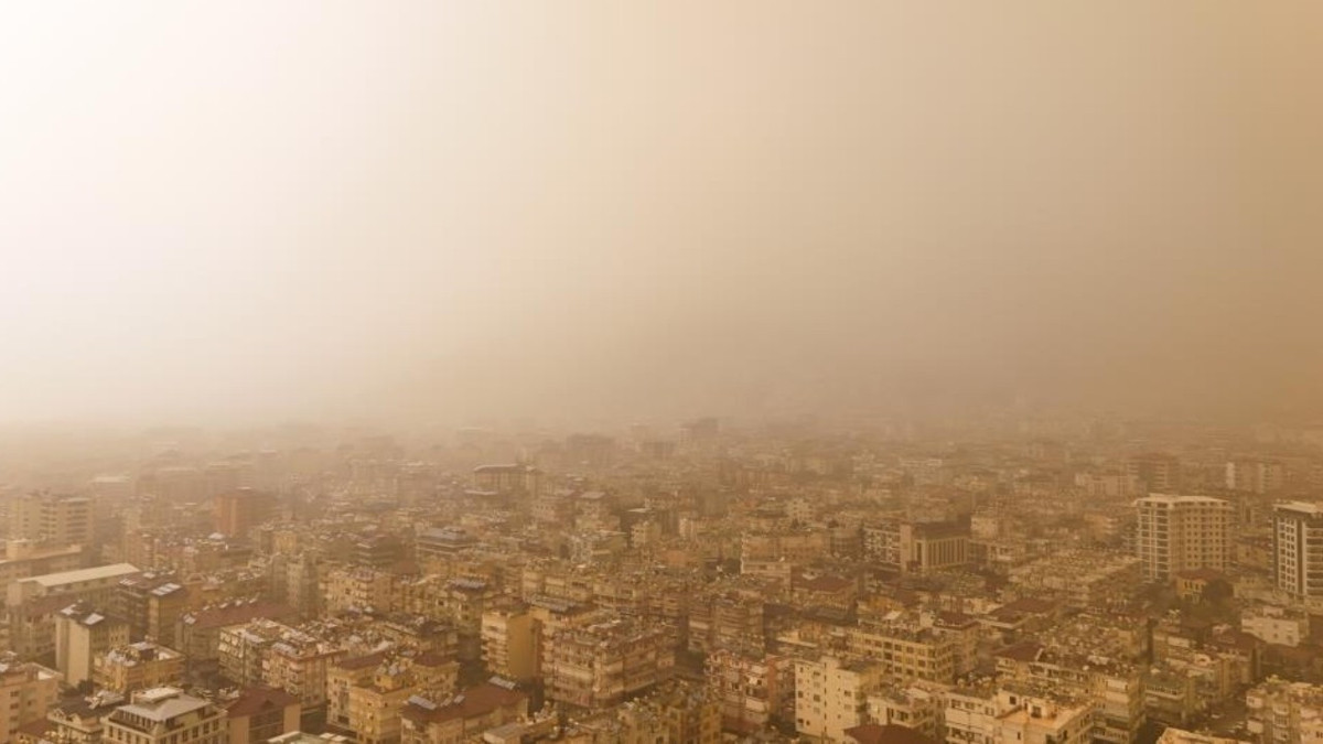 Antalya’da gökyüzünden çamur yağdı: Sahra tozu kenti kapladı