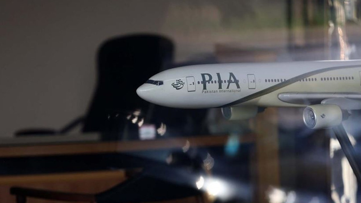 Pakistan'dan yakıt hamlesi: Uçuşları azaltma kararı aldı