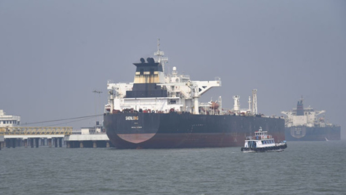 Hürmüz’de geçişler 'izinle' sürüyor: 15 gemi daha geçti