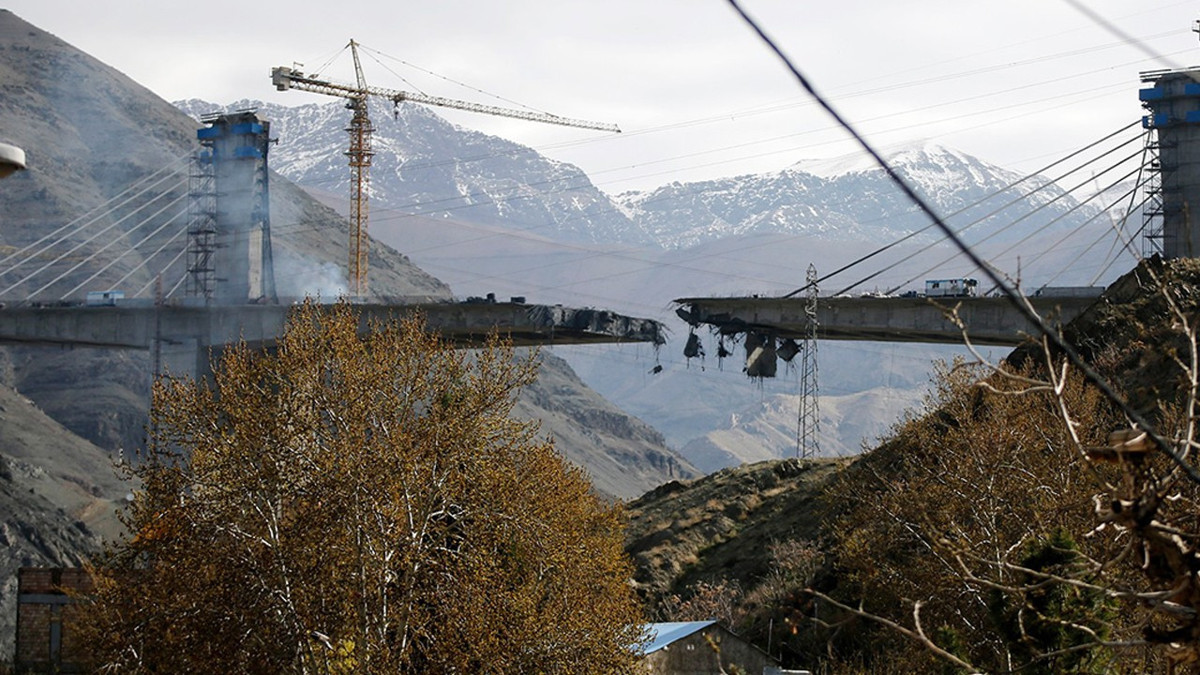 İran basını: ABD-İsrail, ülke genelinde 4 köprüye saldırdı
