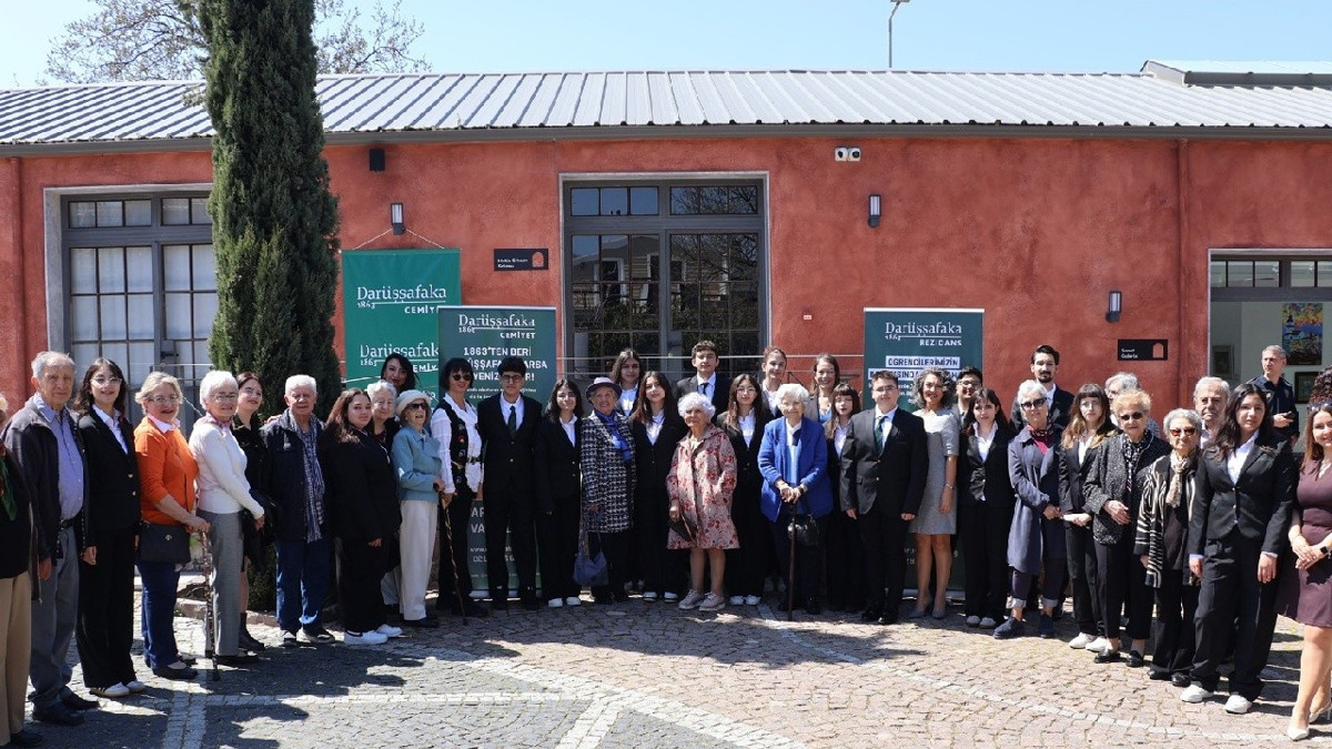 Darüşşafakalı öğrenciler ve bağışçılardan sergi: Bir Tuval İki Nesil