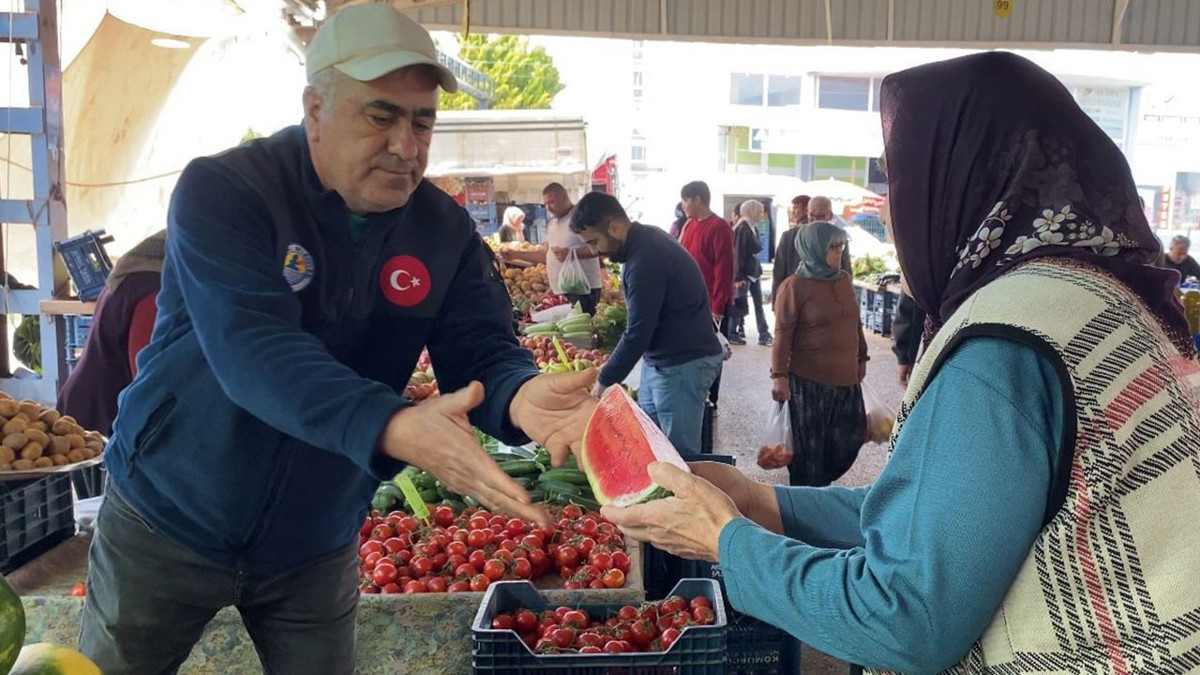 Sezonun ilk karpuzu tezgahta: Çeyreği 90 liraya, dilim dilim satılıyor