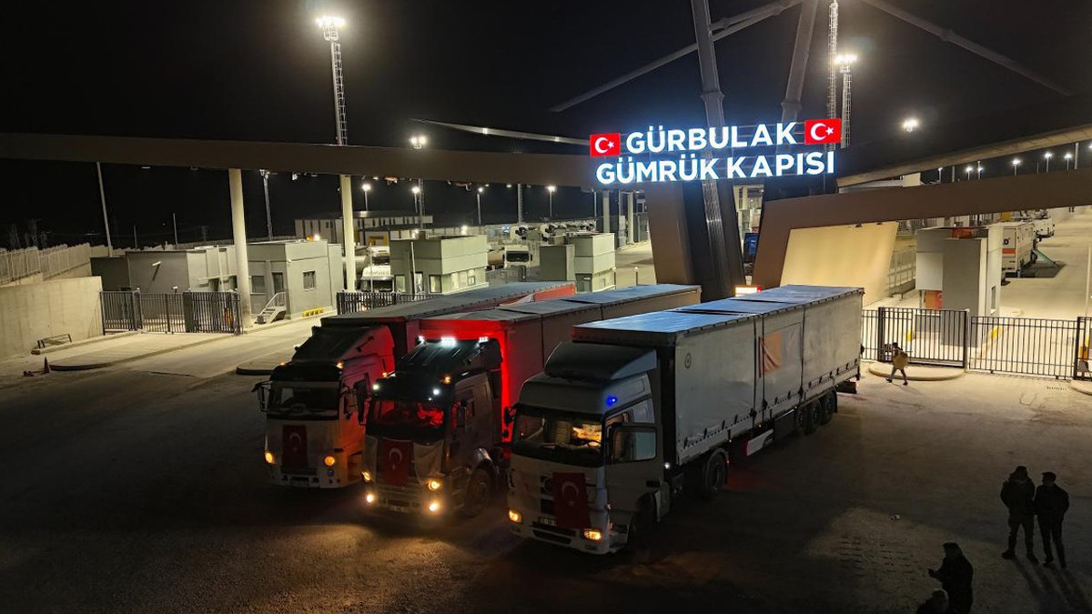 Türkiye'den tıbbi malzeme taşıyan 3 yardım tırı İran'a geçti