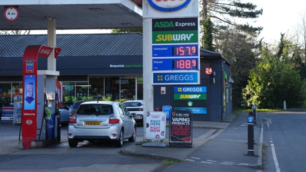 İran gerilimi İngiltere’yi vurdu: Akaryakıt stokları eridi, fiyatlar sert yükseldi