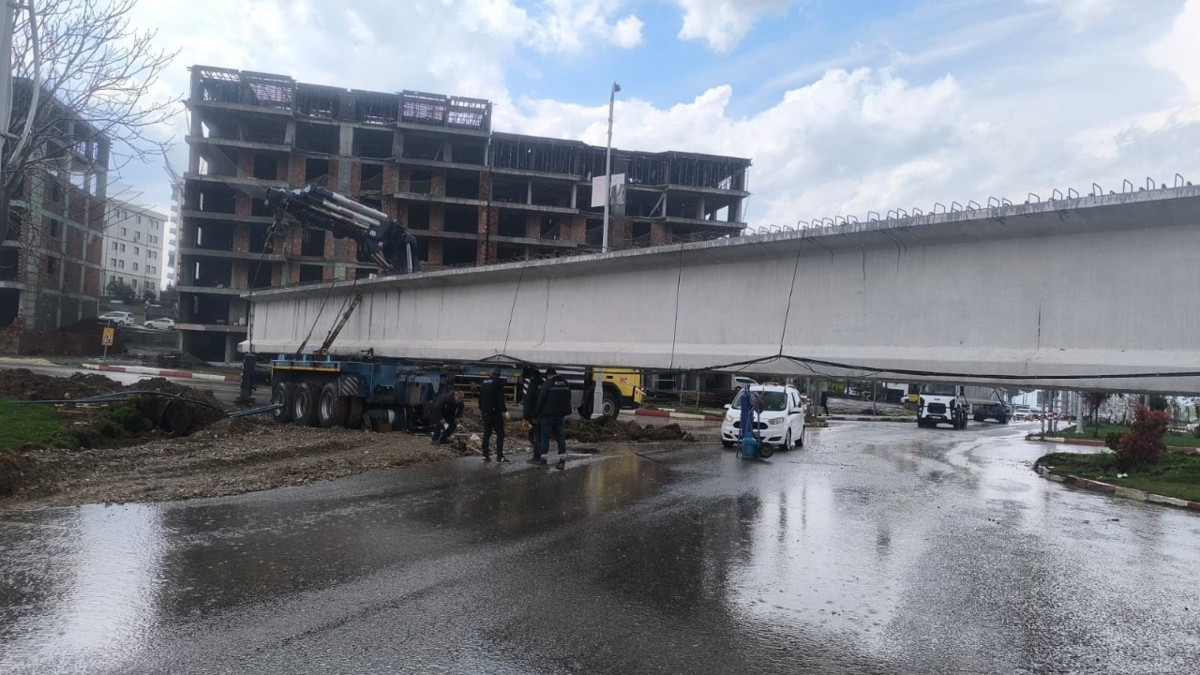50 metrelik kiriş kavşakta takıldı, trafik durdu