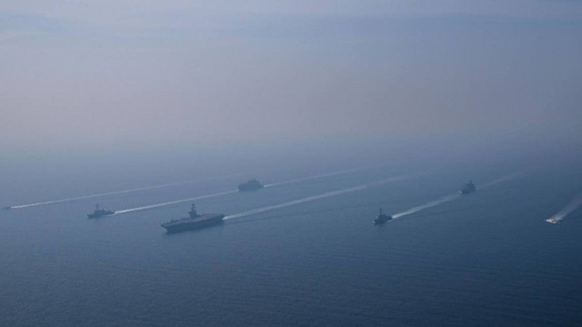 ABD donanmasına ait gemiler Hürmüz'den geçti, İran resti çekti: Vururuz