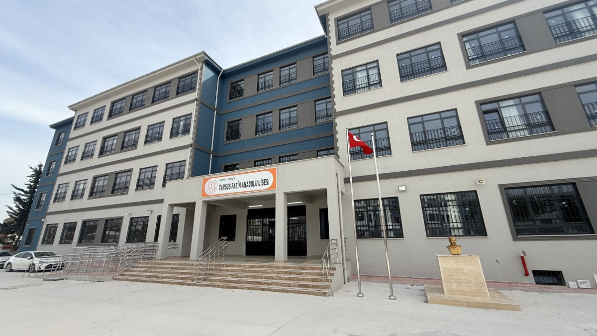 Mersin'de bir lise öğrencisi okulda silahla yakalandı