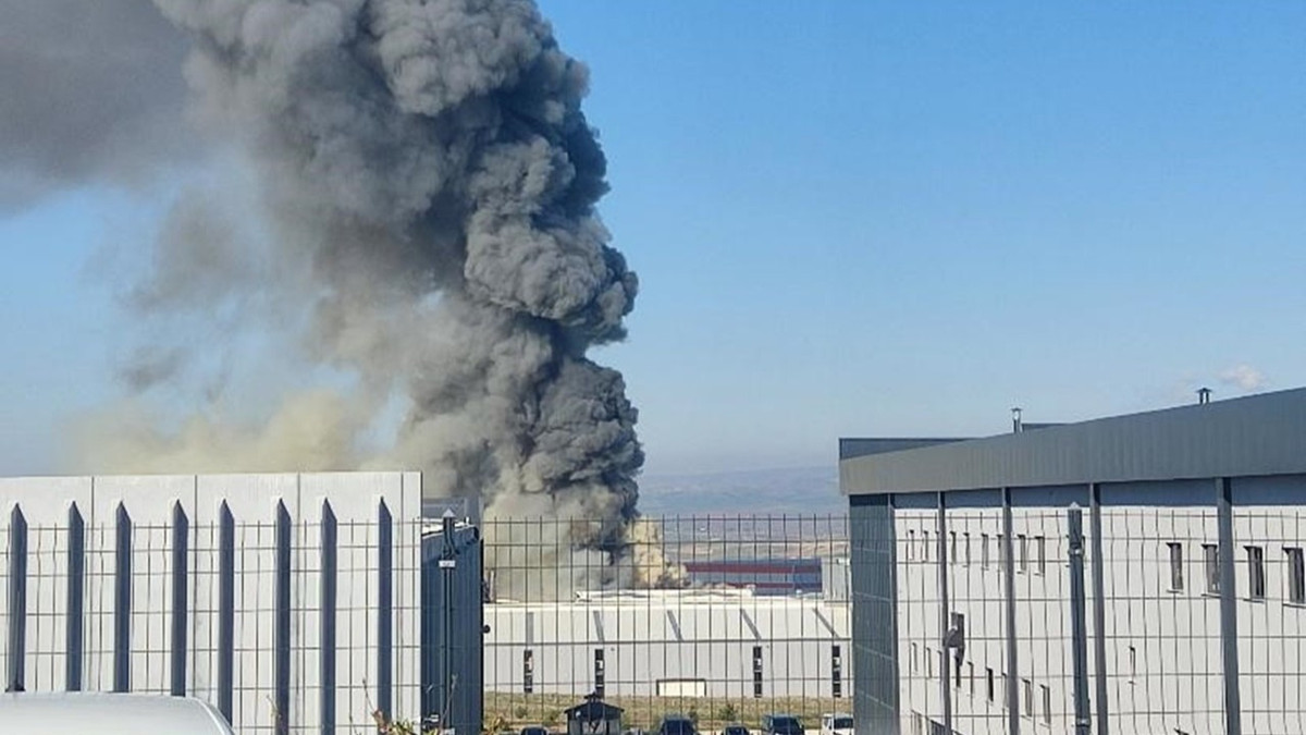 Ankara'da boya fabrikasında yangın: Müdahale sürüyor