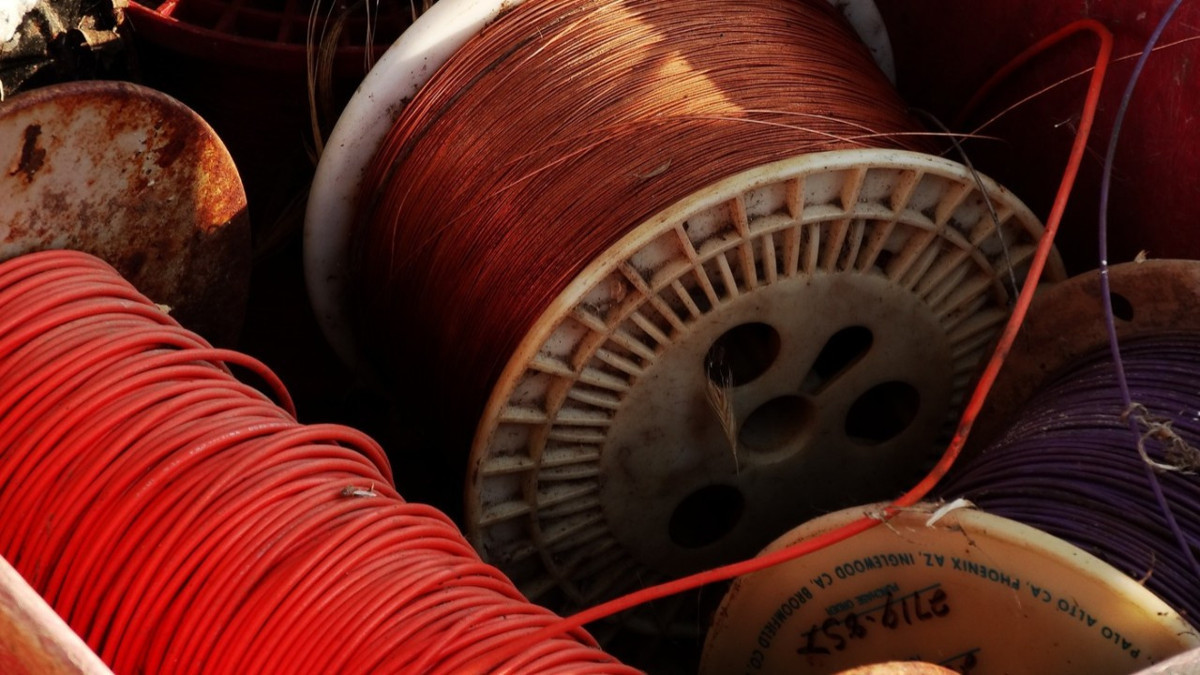 Emtiada dalgalı seyir: Bakır geriledi, belirsizlik sürüyor