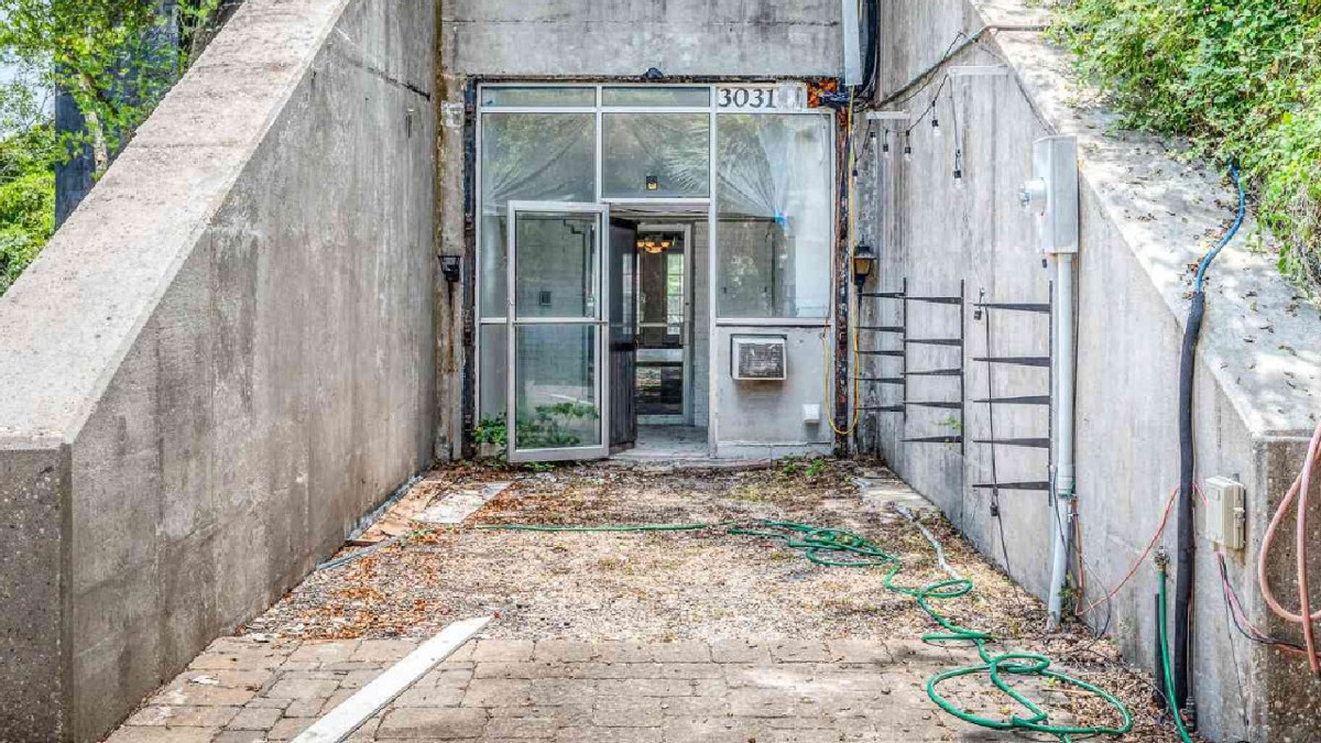 Savaşta sığınak olarak kullanılmıştı, 5. kez satışa çıktı