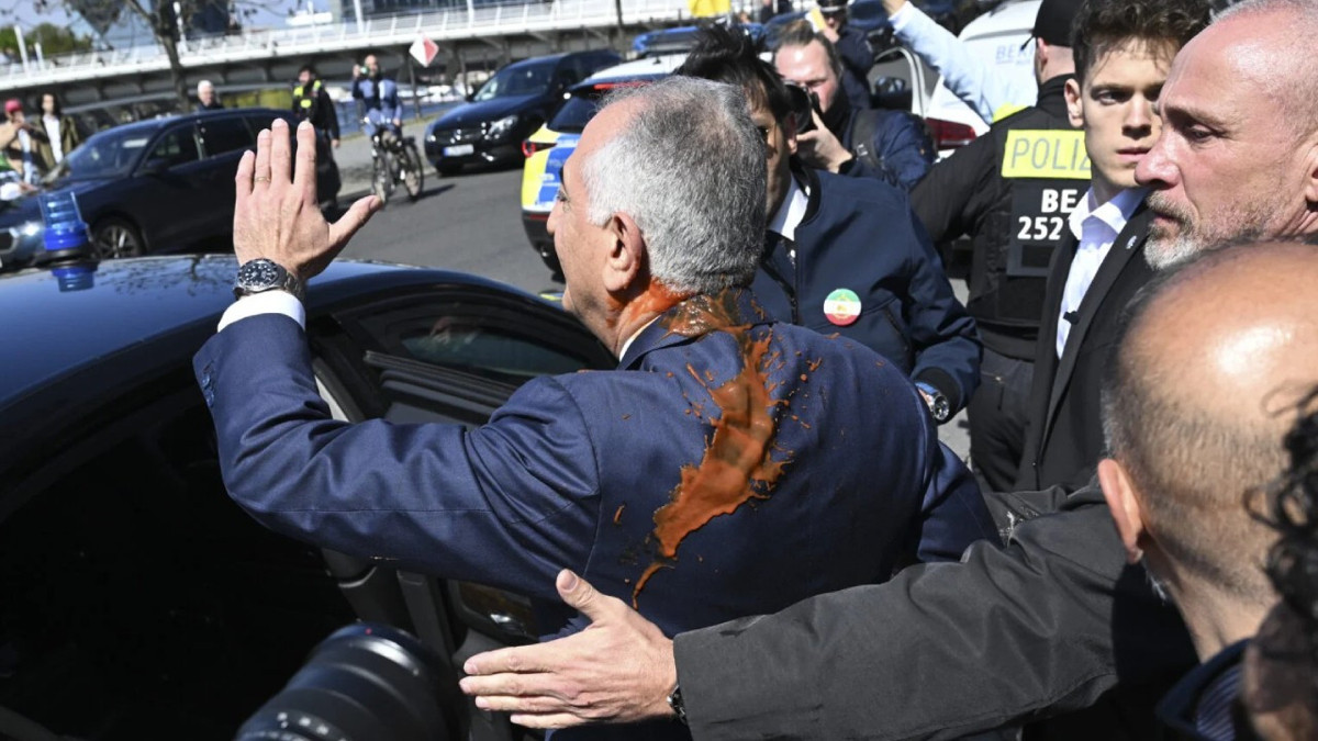 Rıza Pehlevi'ye Berlin'de boyalı protesto