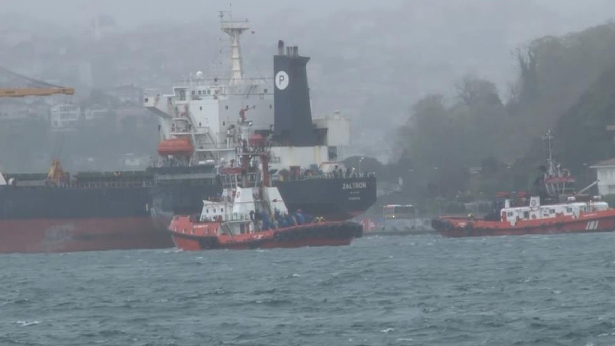 İstanbul Boğazı'nda arıza yapan gemi kurtarıldı
