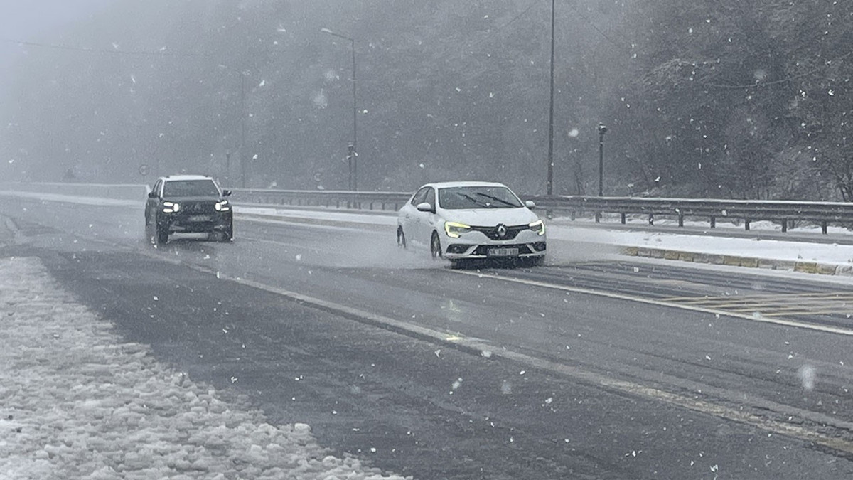Bolu Dağı’nda mayıs ayında kar yağışı: Yollar beyaza büründü