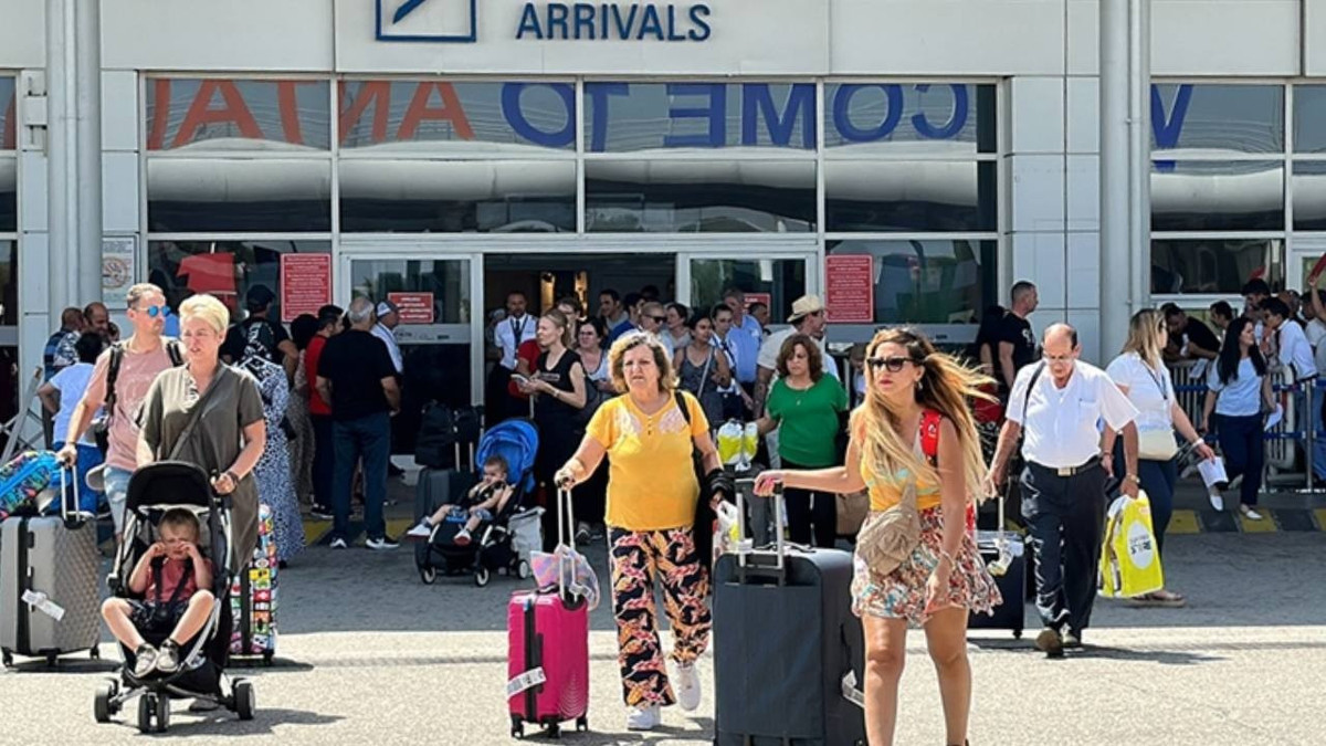 Jet yakıtı krizi tatil sezonunu vurdu: Uçuşlar azalıyor, biletler uçuyor