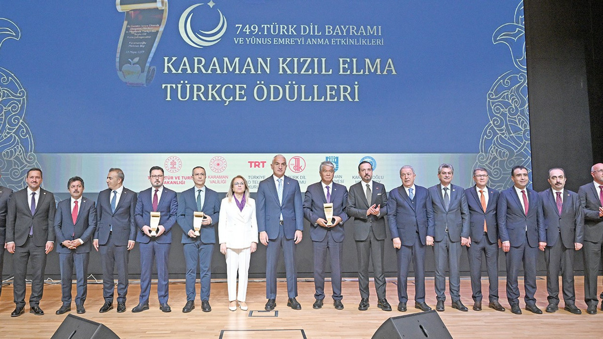 Bakan Ersoy: Diline sahip çıkan millet geleceğine de sahip çıkar
