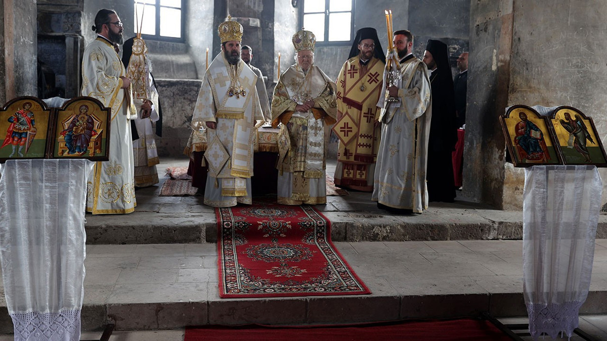 Kapadokya’daki tarihi kilisede Ortodoks buluşması: Patrik Bartholomeos da ayine katıldı