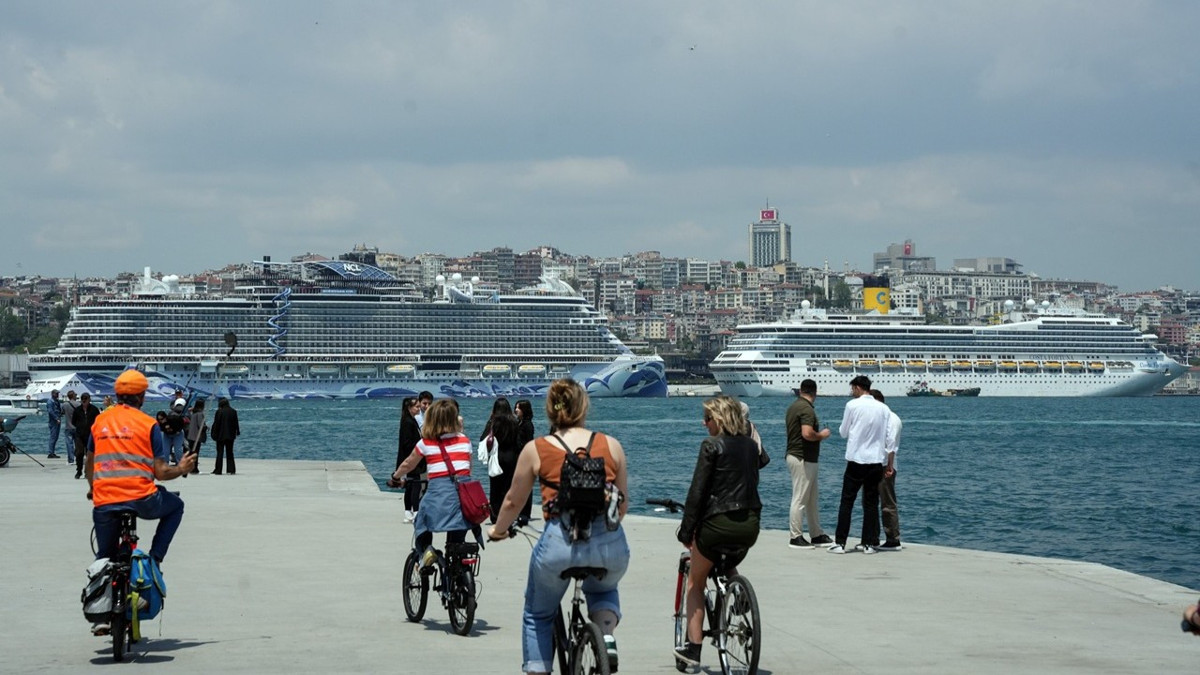 İstanbul'da dev kruvaziyer yoğunluğu görüntülendi