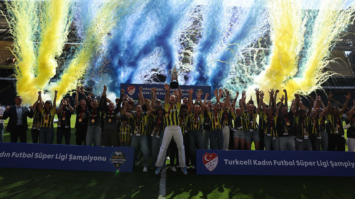 Fenerbahçe Kadın Futbol Takımı, şampiyonluk kupasını kaldırdı