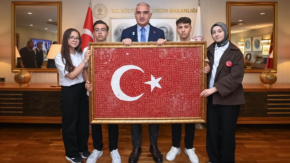 Bakan Ersoy, 19 Mayıs’ta genç sanatçıları bakanlıkta ağırladı