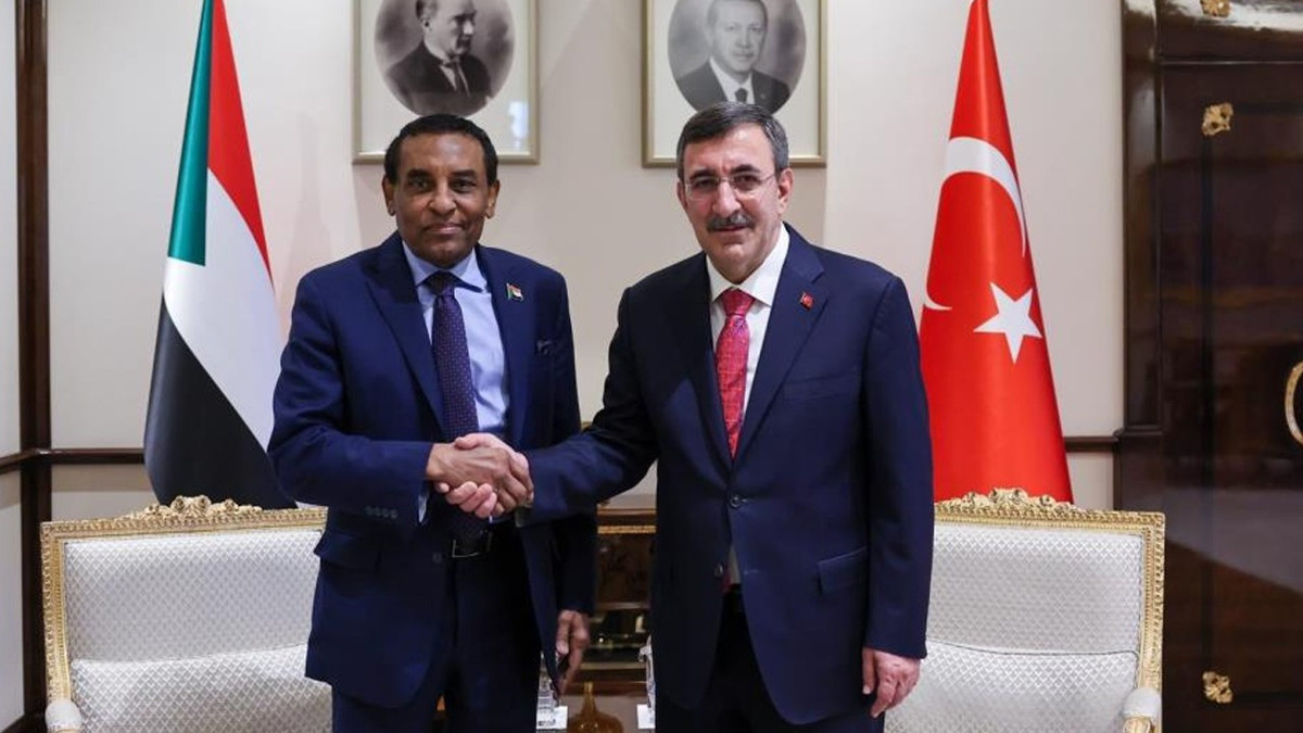Cevdet Yılmaz Sudan Başbakanı İdris ile görüştü