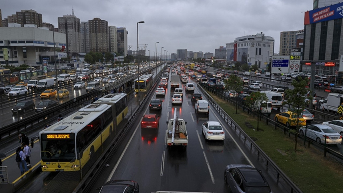 İstanbul’da sağanak etkisini gösterdi: Trafik kilitlendi, yollar kapandı