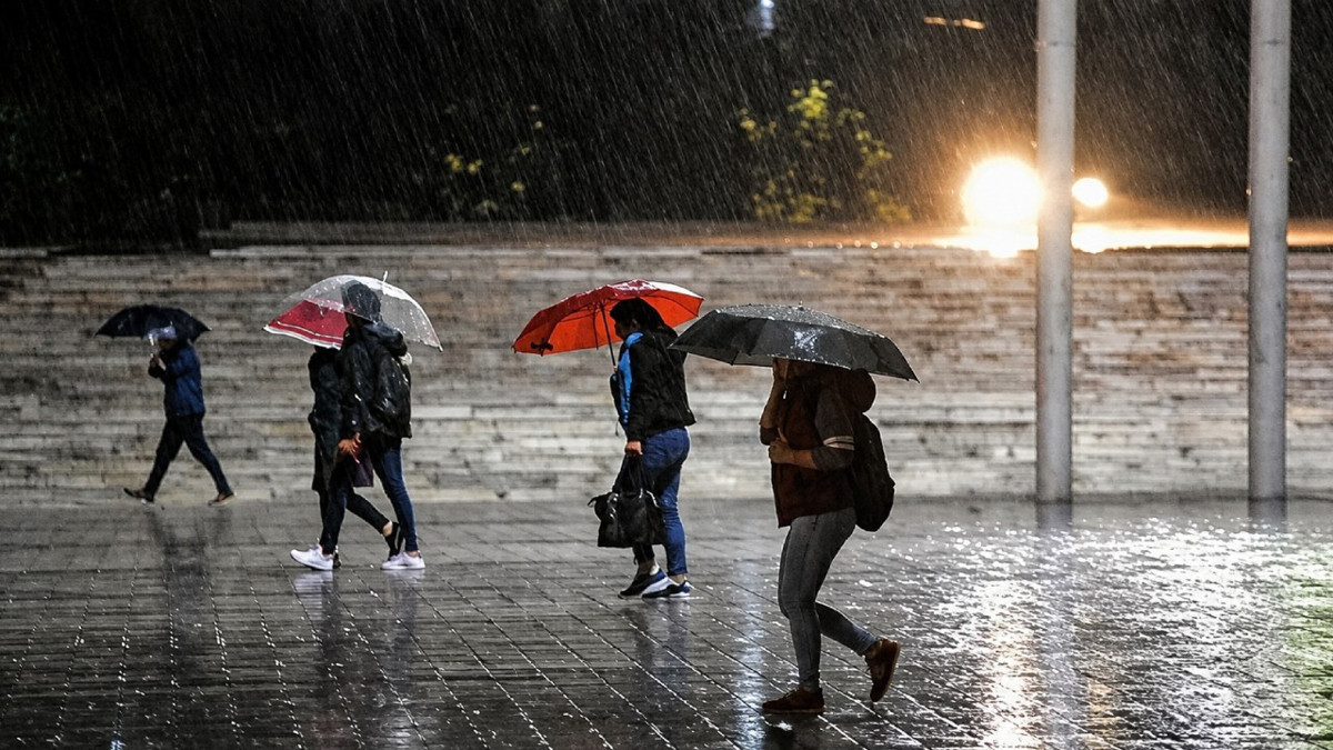 Meteoroloji yurdun büyük bir bölümünü uyardı: SaÄanak tüm yurdu saracak