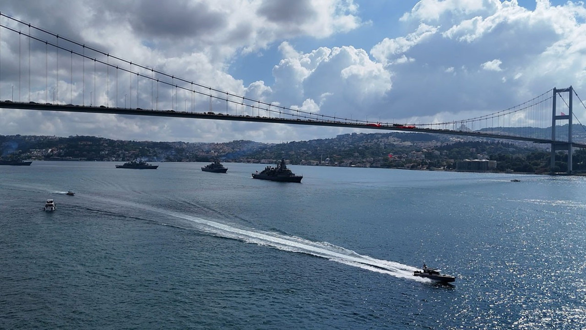İstanbul BoÄazı'nda Zafer Bayramı korteji