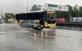 Sağanak İstanbul’u vurdu: Yollar göle döndü