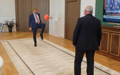 Hollanda Büyükelçisi ile Çorum Belediye Başkanı makam odasında futbol oynadı